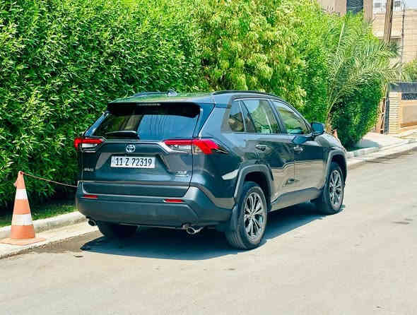 السلام عليكم 
تيوتا راف فور برميوم هايبرد 
موديل 2024 
ماشيه 23 الف 
رقم بغداد بأسمي 
ضرر السياره موضح بالصور ربع دعاميه اماميه و شويه بارد بالبدايه مال بنيد فقط ايرباك استيرن فقط 

مواصفات السياره فول مال برميوم بصمه و فتحه و كراسي جلد و تدفئه و كرسي كهرباء و جنطه كهرباء و باقي المواصفات المعروفه 
السعر 260 ورقه و بيها مجال بسيط 
مكان السيارة بغداد حي الخضراء 
رقمي ***********
