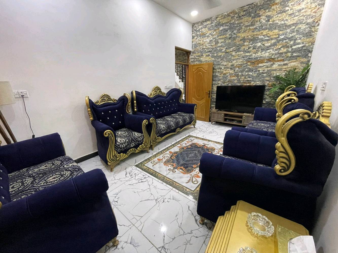سلام دار للبيع مساحة الدار ١٥٤متر ركن على شارعين قريب جامع الشواف محلة 616
لتصوير لاول للبيت للطابق لارضي غرفتين نوم كبار 
ومخزن وحمامين ومطبخ كبير وصاله واستقبال
وجلسه عربيه وغرفة لوندري
ومناور ثنين
 وتصوير ثاني للشقه غرفتين نوم وصاله ومطبخ وحمام.. لشقه الثانيه  (غرفتين نوم)وصاله ومطبخ وحمام 
بي كراج سرداب اربع سيارات
 لسعر المتر الواحد42$
 للتواصل ***********