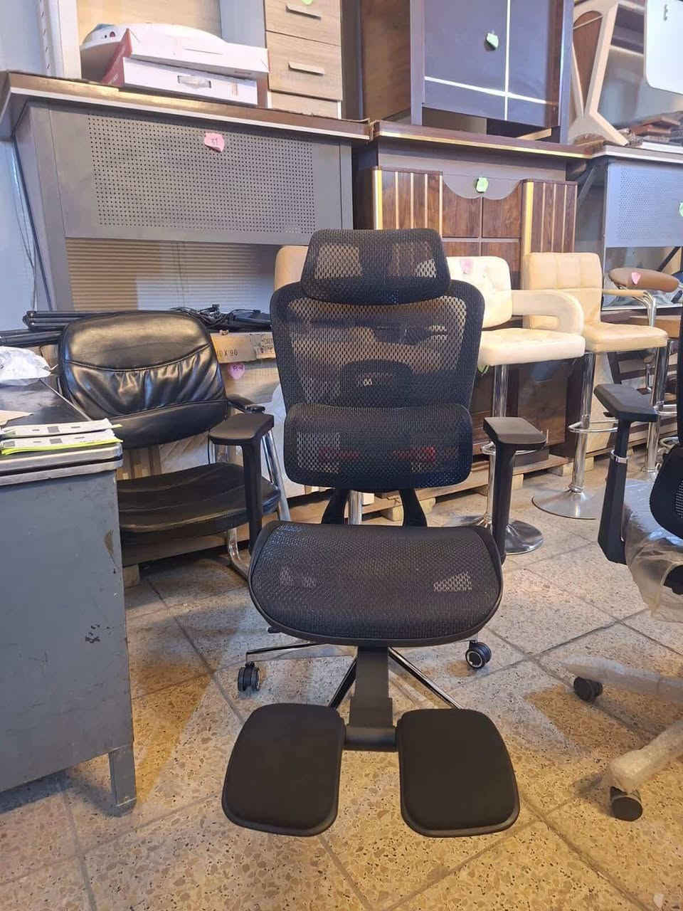 السلام عليكم
للبيع كرسي مكتبي ويرهم كيمنك BIFMA Certified 
الكرسي جديد استخدام يومين
سبب البيع مجاي استخدمة
مكاني بغداد البياع

السعر 250 وبي مجال حلو
توصيل ماعندي للأسف

يتحمل وزن 180 كيلو
الهيكل Fiber 
الظهر Mesh Fabric 
المقعد Mesh Fabric
جك هيدروليك Class 4 SGS Certified
القاعدة حديد 
5 Direction Armrest 
مسند الراس متحرك
الظهر ينحني بزاوية 145 درجة 
ممكن تثبيت الظهر على زاوية معينة


**إذا كنت صاحب هذا الإعلان وتريد حذفه لأي سبب، رجاءا أرسل رسالة إلى الدعم الفني**