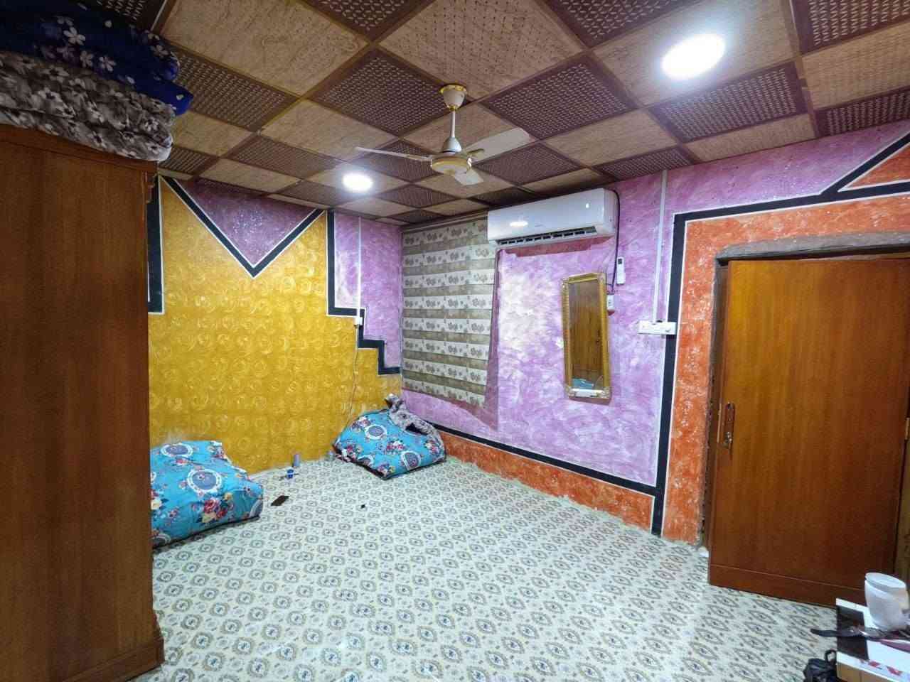 سلام عليكم بيت  في الحيانيه المنطقة الرابعه قرب جامع سيد حيدر الحلو  مساحة البيت 150 متر بناء طابوك بلكامل البيت طابق ونص اربع غرف نوم لبيت طابو صرف تحويل مباشر (لسعر خاص)  لستفسار على هاذ رقم  ***********

