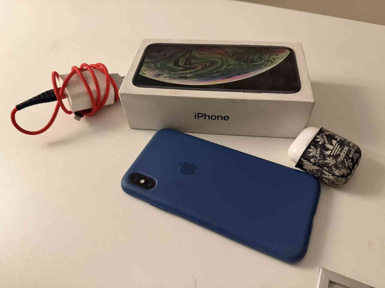 السلام عليكم ايفون اكس اس ماكس xs max ذاكرة 64 البطارية 75 الجهاز  مداخل تصليح الجهاز نظيف جدا وكلشي شغال بي وبي بس هذا الكسر الي بلظهر انطيك كارتونته و شاحنة عادية مو الاصلية مالته و ايربود الجيل الثاني أصلية شغالة السعر 190 الف وبي مجال  مكاني بغداد السيدية حي الاعلام رقمي ***********
