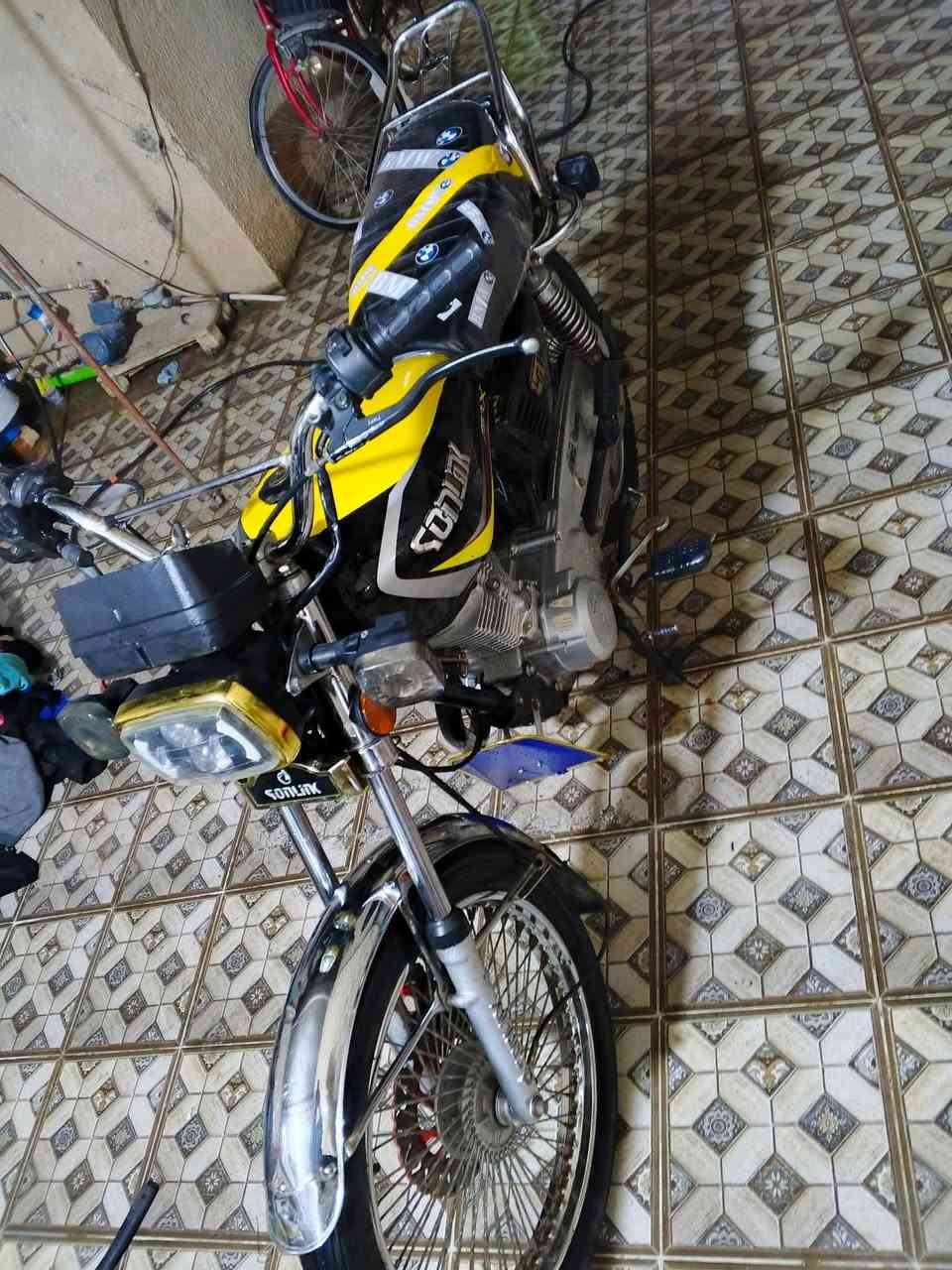 السلام عليكم موطور للبيع تايكر موديل 2023لا تنقيص ولا تبخير سعر 550بيه مجال بسيط كهربائيّة كامل وراق كامل مكان ديالى بلدروز أمام عسكر رقم ***********
