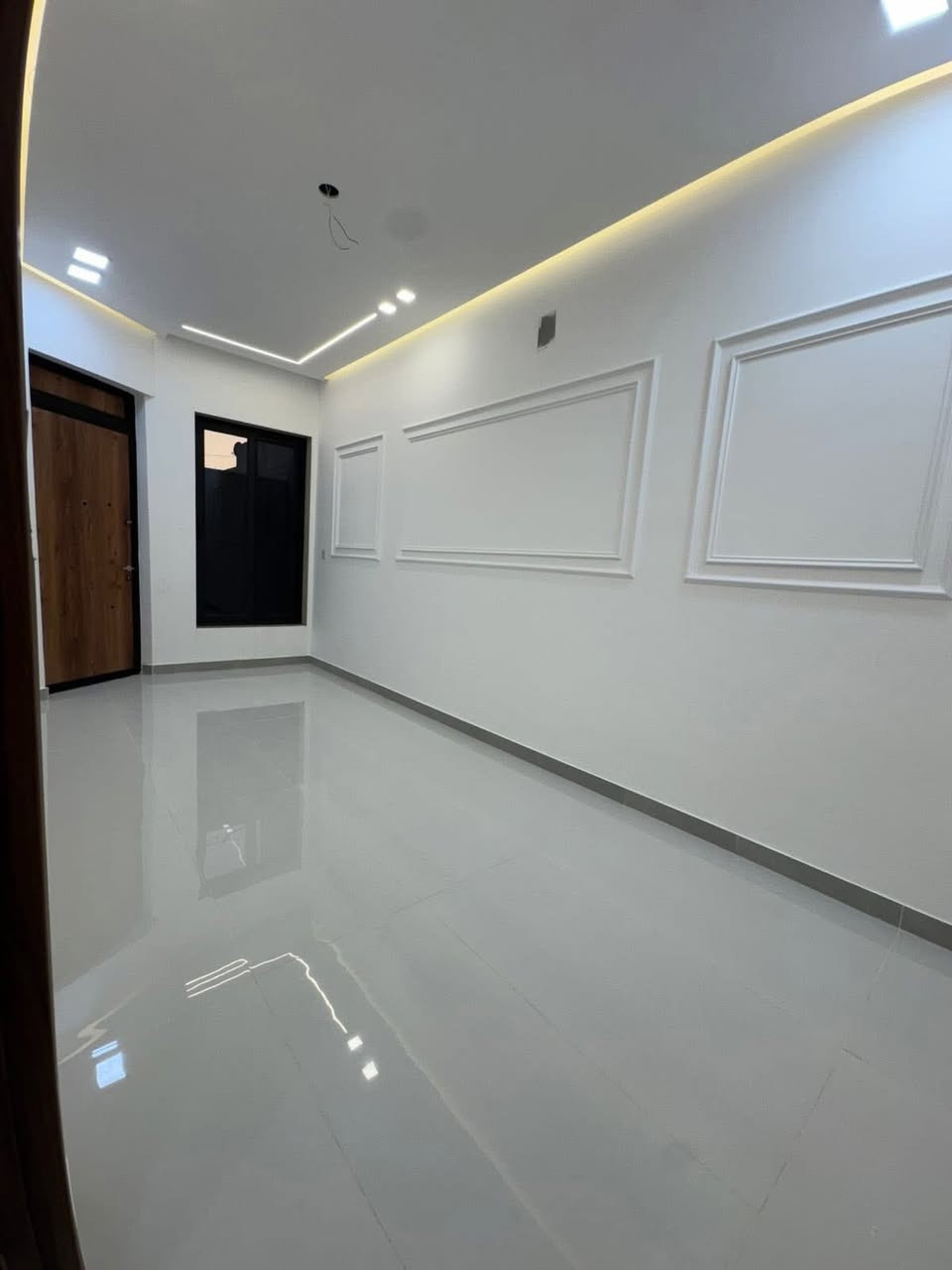 مشتمل  للبيع في حي البنوك 🔥
 🔚———
🔺 المساحة :100م   متر.  فول درجه اولى 

🔻الواجهة: 5            🔺النزال: 20 

🔷بناء حديث 26 درجى اولى مع خدمات راقية:
      🔹 واجهة مرمر +  + ارضيات طابقين مرمر
      
      🔹️الابوب من الصاج 
      🔹️الشبابيك المنيوم تركي
    
      🔹️الصحيات نوع تركي
   🔹نظام( كامرات+انترنت+سبالت)انابيب دفن
      🔹 اضواء سبورت لايت ✨
     

🔶الطابق الارضي: 

       🔸️مدخلين 
       🔸استقبال.  
       🔸️صالة 
       🔸️مطبخ مستقل.  
       🔸️خدمات صحية 
       🔸️غرفه  نوم
 
🔶الطابق الاول: 
 
       🔸️  2 غرف نوم
       🔸️خدمات صحية 🚾 
     

 ✔️موقع مميز    //.   🔚 

📍موقع الدار:
حي البنوك /  التربيه  📍  
      ______________________________________________

للاستفسار  
او الاتصال على الرقم او الواتساب 
او مراجعه مكتب الماس للعقار 💎

☎️***********
