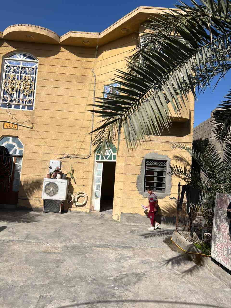 سلام عليكم توفر دار سكن لبيع العنوان ابي خصيب حمدان قرب مركز  المساحه ٤٥٠ متر كافت الخدمات كهرباء ماي مجاري شارع ١٠ متر  لبيت قاطين يتكون من ٦ قرف ويدوان مطبخ ومجمع صحيات جنس وقف سني السعر ٨٥ مليون وقابل لتفاوض الستفسار ***********
