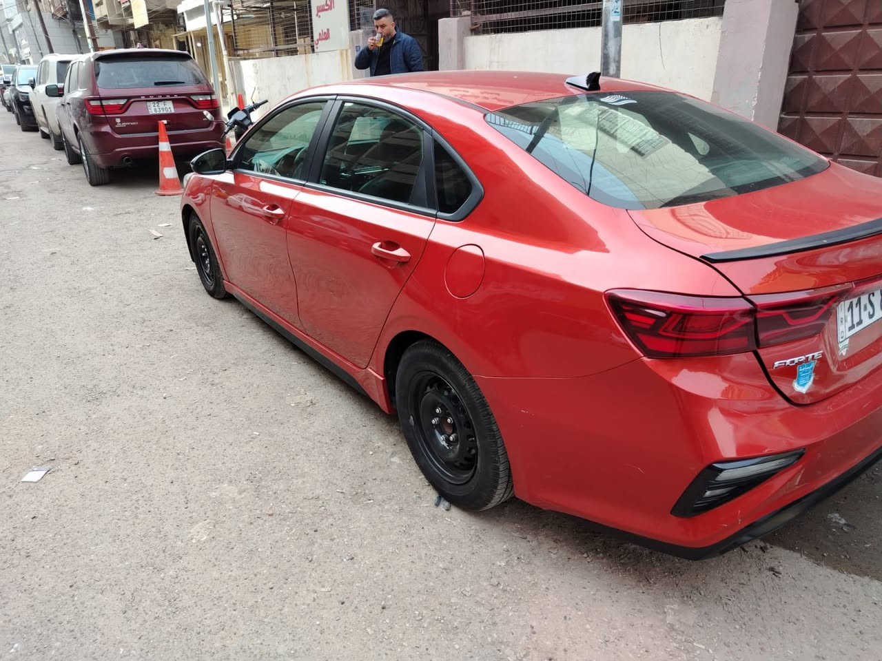 سلام عليكم عندي كيا فورتي مواصفات gt line موديل 21 وارد امريكي ضربتها مثل ما موضح بالصورة الجنطة الخلفيه وراجع عل بارد وبيها بارد بالجاملغ العكس السايق باقي السيارة مكفولة وياها الكبات مال الويالة السيارة جاهزة للشراي رايدها ب 142 وبيها مجال للشراي مرقمه بغداد بأسمي تحويل ثاني يوم مكان السيارة بغداد هذا رقمي ***********
