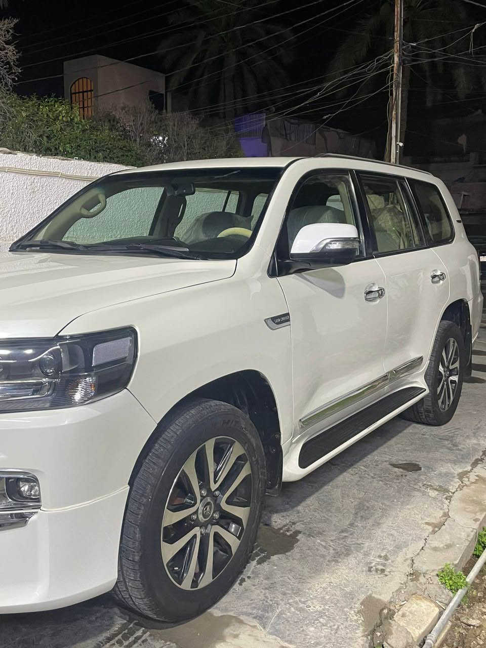 لاند كروز2009 سلندر6 مصبوغه عام مكفوله من الگلبه والجفيه مابيها اي نقص نظيفه جدا من داخل 
العنوان بغداد العامريه 
*********** بغداد, العراق
