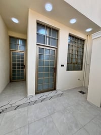 دار للبيع مساحته 100م 🏠 مكانة حي العسكري قطاع 16 بناء   طابوق جمهوري ع...