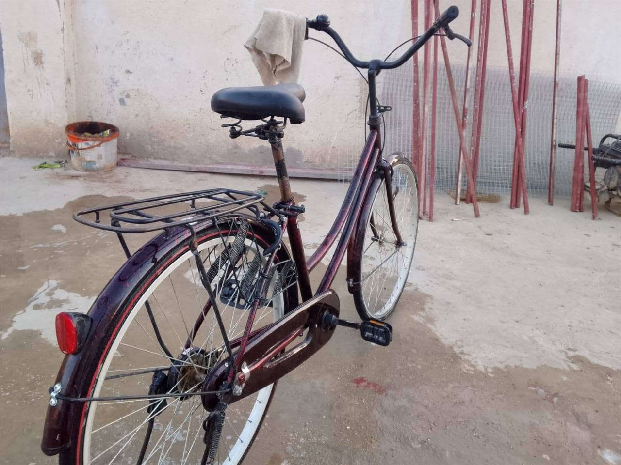 باسكلات ثنين  واحد وشم لون احمر وثاني رصاصي يتغير لون عله بيذنجاني فول ثيناتهن للبيع ما واضح بصوره لان بليل باسكلات فول من شركه الموشم سعره 100 وقابل للمفاوضه والثاني 120 وقابل للمفاوضه للتواصل :*********** موجود واتساب
