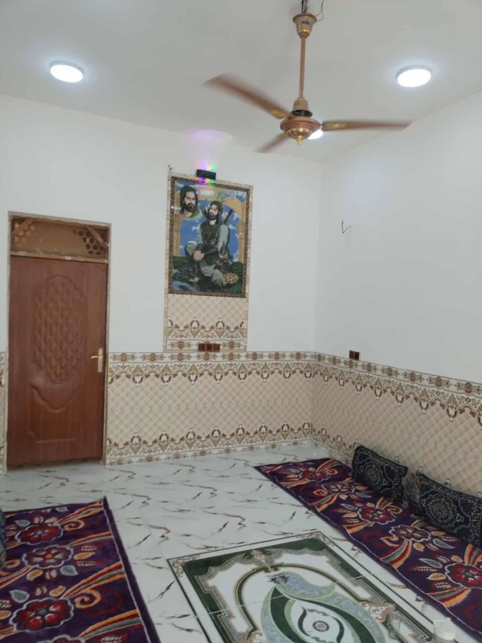 بيت للبيع في الحمزه الشرقي في منطقه ابو حشيش 2 
لبيت طابو صرف مساحته لبيت 150 متر 
بيه غرفه أو ستقبال أو صحيات داخلي في وخارجي 
أو مطبخ  لبيت مطلوب مبداره 50 
الاستفسار  ‏‪0782 661 3565‬‏
