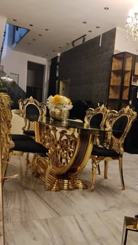 ميز طعام • للبيع