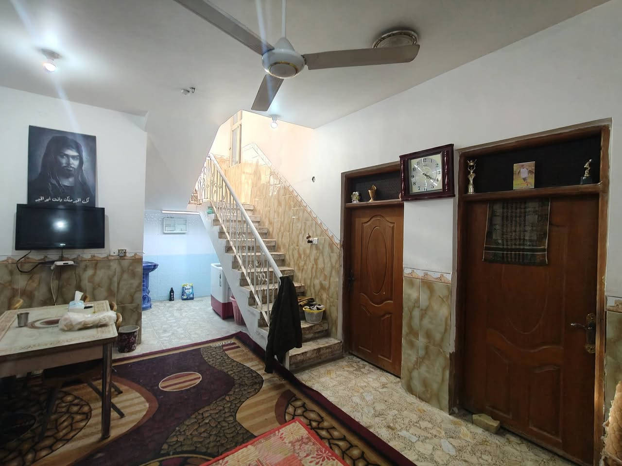 السلام عليكم بيت للبيع واسط حي الحكيم شارع فران الهادي يحتوي على غرفتي النوم وصاله واستقبال وصحيات وطرمه وكراج وحديقه البنات طابوك كامل خدمات من ماء وكهرباء ومجاري مرقم من قبل لبلديه سند 25 مساحه لبيت 200مترسعره 65وبي مجال لمراجعه دلاليه سيد حيدر ***********
