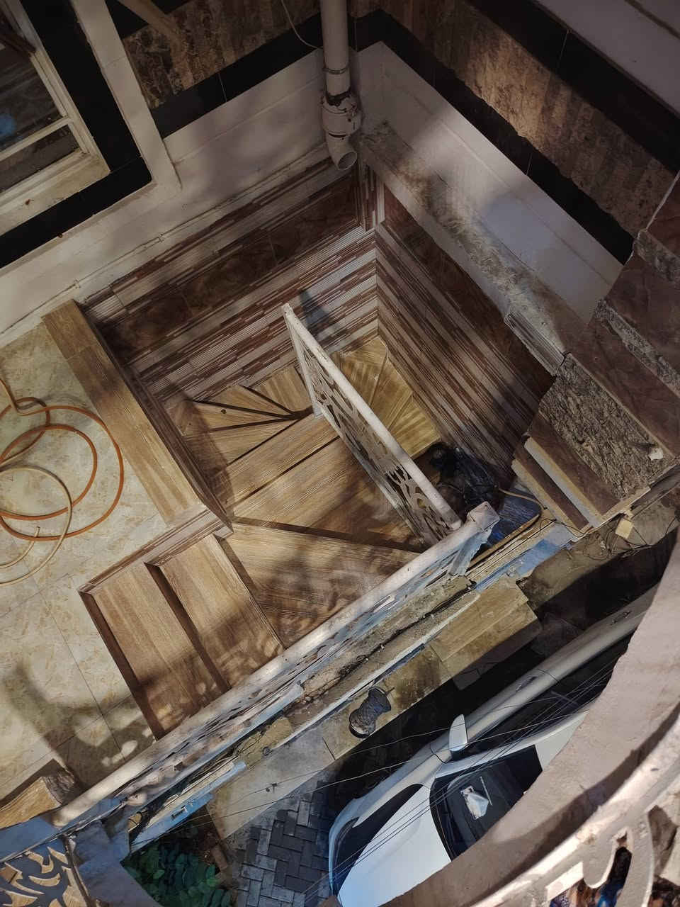 شقه طابق ثاني للبيع  معزوله عزل تام وحدها بالطابق( درج) غرفتين نوم وصاله ومطبخ وخدمات الكم راغبه خاتون شارع مسجد جلال للجادين الاتصال ***********
