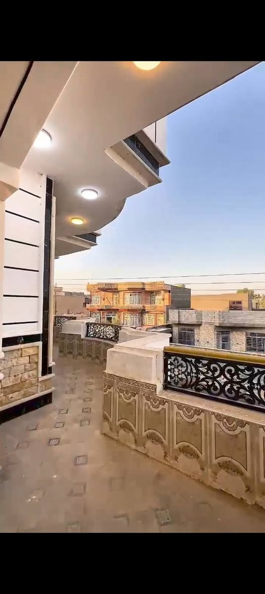 دار للبيع في موقع سياحي في حديثه
مساحة القطعه (٣٠٠) متر مربع 
مساحة البناء (٦٠٠) متر مربع 
(٣) طوابق ركن.
الطابق الاول والثاني يحتوي كل منهما على غرف نوم عدد/٢ وصحيات غربي وشرقي لكل طابق.
اضافه الى غرفة الاستقبال وغرفة الجلوس للعائله (الهول) ومطبخ حار وبارد في الطابق الاول.
الطابق الثالث تحت الارض على شكل قاعه مساحتها (١٧٧) متر مربع وارتفاع (٣) متر بالامكان الاستفاده منها كقاعة مناسبات أو قاعه رياضيه للعائله بحيث تسع لميز منضده وبليارد وبعض مرافق الجم التي ترغبها العائله.
الدار له اطلاله على نخيل ونهر الفرات بحيث يبعد عن شاطيء النهر (١٥٠) متر  . سعر الدار (٢٨٠) مليون.
لمزيد من المعلومات والصور والفيديوهات التواصل مع صاحب الدار (ابو قيس) وعلى الارقام التاليه 
***********
***********
وعلى الواتساب والماسنجر. #مشتملات#ايجارات #قطع_اراضي #عقارات #بيع_وشراء #بيوت
