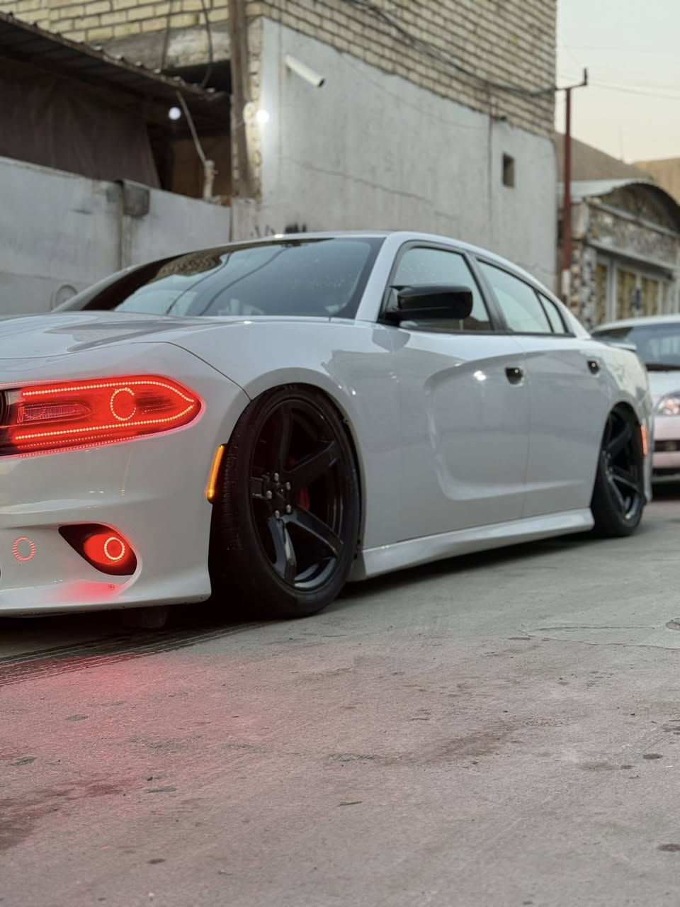 للبيع 
جارجر RT 2015
ماشية 91 الف ميل 
رقم بغداد 
 
المواصفات 
فول مواصفات 1/1
فتحة سقف + رادار امامي 
رادارت حساسات 
كلاصات حار بارد + ثلاجة
كشنات تدفئة تبريد كهرباء
ستيرن هيتر رياضي D
وباقي المواصفات الفول المعروفة 

الاضافات : 
جكات كات باك s2 
سقف روز رايز 
اويل كاج كان 
كيجات بالتكمه
شوتة + كزوز رياضي afe 
بوابات كتم ريمون 
 بلكات ريسنك
ولف حماوة ريسنك
فيت بم ريسنك
ويل نجمة تخم اصلي
قبل شهر شديت تخم تاير 
عدسات زرع تحكم بالتلفون 
منضومه بريك برمبو 6 بستم 

عليهة برمجه مصطفى ايكل 
وللعلم السياره سابقا مال مصطفى ايكل اصلن 

حادث امريكا :
السيارة دخلت كلين بس بيها غرق 10 بالمية 

حادث العراق : 
صار بيها صبغ جاملغ خلفي اثر شخوط 
 ( شرط دكه جاكوج مابيها )
وبارد اربع اصابع جاملغ امامي  
والسونار موضوح بالصور 

مكان السيارة : بغداد
السعر : 195 وبيهة مجال للشراي 

ورقمه حلو شبه المميز
***********
