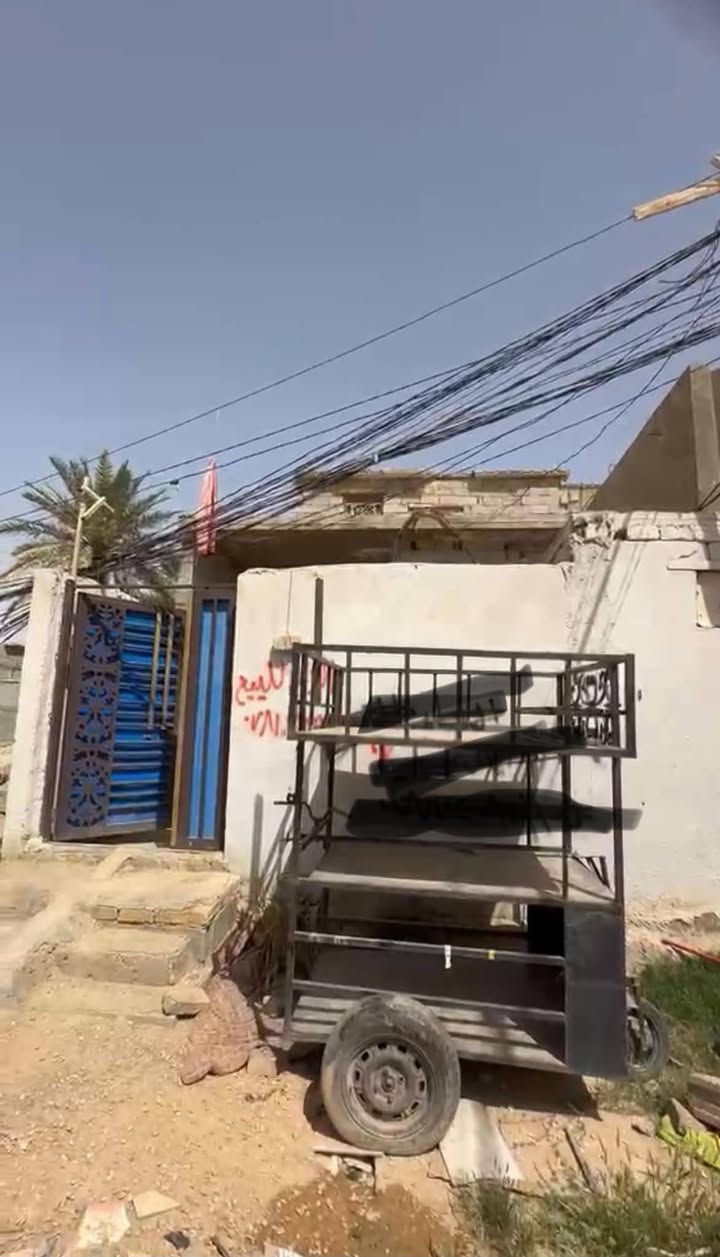 للبيع بيت 100 متر بناء جديد نقص ارضيه وسقوف ثانويه متكون من صاله استقبال غرفة سويت طارمه مطبخ صحياة خارجيه العنوان الحر الرشديه قريب النهر منطقه قريبه خدمات كامله ***********
