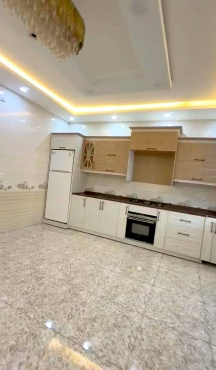 🏡بيت250متر للإيجارالدائمي🏡
للإستفسار واتساب***********
/مساحة250متر/5غرف/طابقين/
كاونتر/سباليت/مبردةمركزي/
مطبخين/كراج/بلكون/
/أربيل/المربع الذهبي/بارك32/
/مقابل لايف تاور/جانب مسجدحاج محمد/
