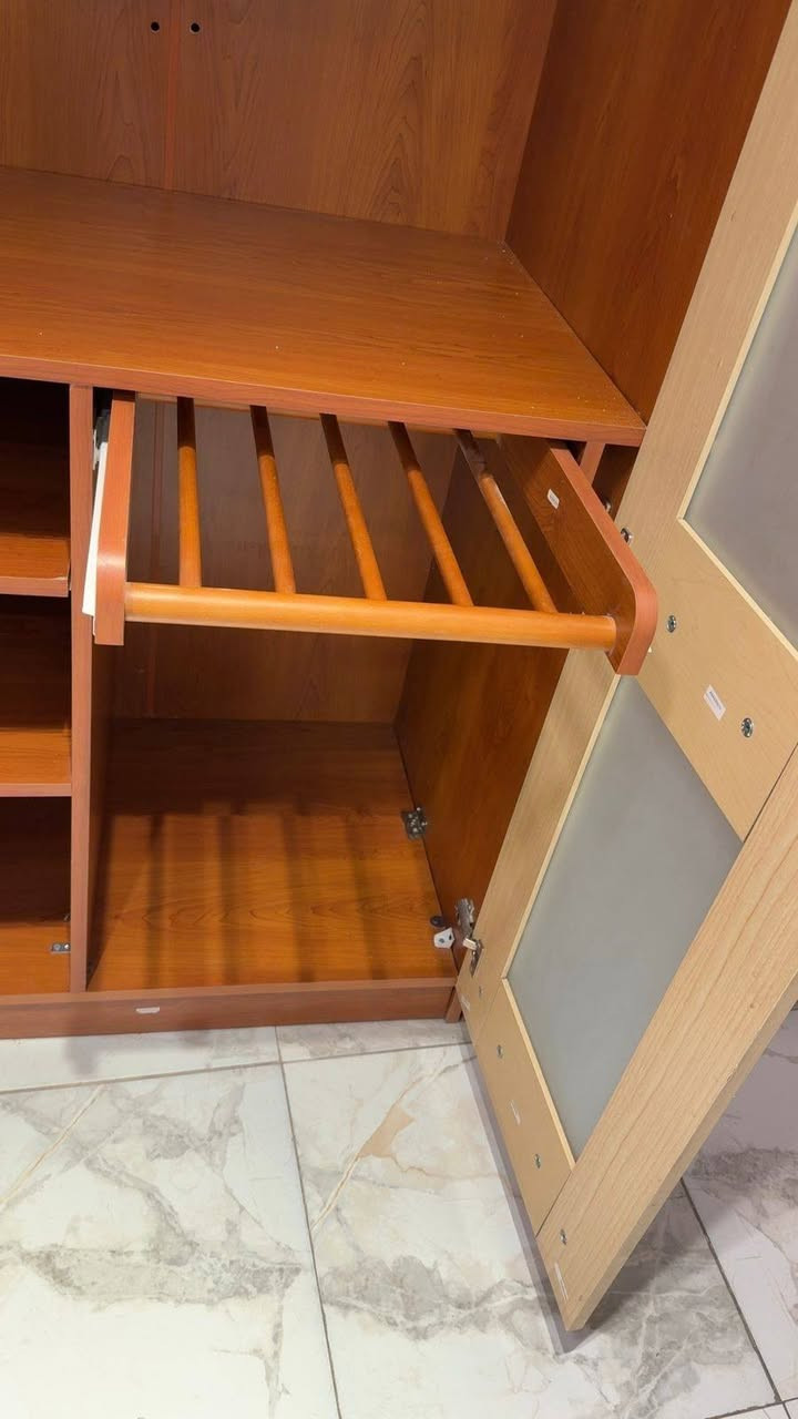 خزانه IKEA راقيه و فخمه جداً 🩶✨
📌 تقسيمه داخليه عمليه جداً 🤍✨
📌عمق 60-سم ( داخلي )🩶✨
📌ملحقات داخليه  🤍✨
📌تفاصيل خاصه و مميزه جداً 👌🏻
استعمال بسيط جداً بحال الوكاله  🤍✨
بسعر مغري جداً 💰
( يوجد خدمة توصيل اونلاين 🚛 ) و سعر التوصيل حسب المكان .


**إذا كنت صاحب هذا الإعلان وتريد حذفه لأي سبب، رجاءا أرسل رسالة إلى الدعم الفني**