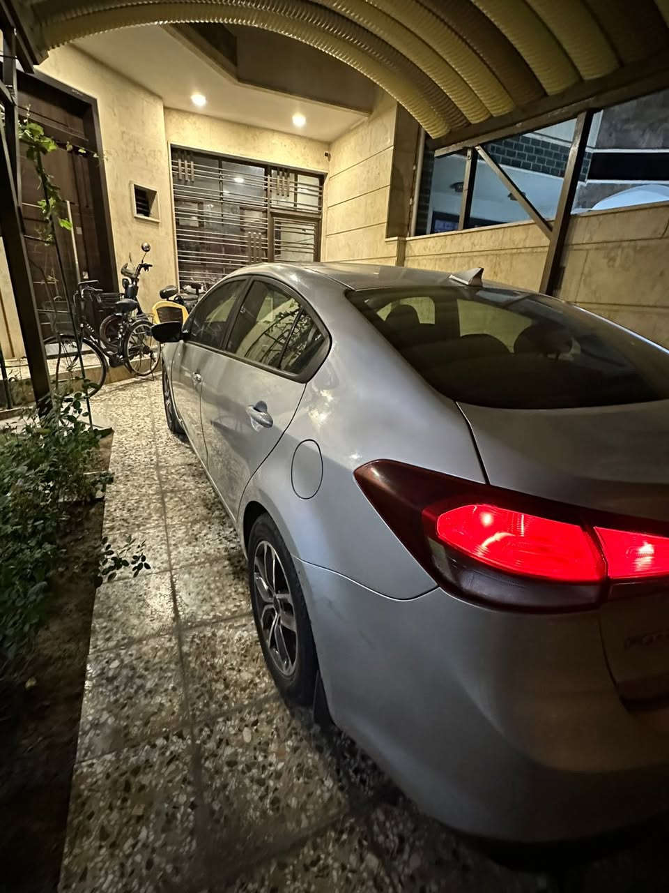 سلام عليكم
فورتي 2018 وارد كندي
 محرك 2000 دوش كير أوتوماتيك حادثها باب وجاملغ السايق ونص تكمه بدون دواخل رقم انبار جديد 
فول مواصفات:

تدفئة تبريد ثلج
ويل كب
ثلاث اوضاع قياده 
ECO,NORMAL.SPORT
شاشه كاربلاي واندرويد اوتو
تدفئه ستيرن 
تحكمات ستيرن جهتين
كامره خلفيه
مانع انزلاق

السعر 120 وبيها مجال للشراي
رقم ***********
مكان سياره بغداد
