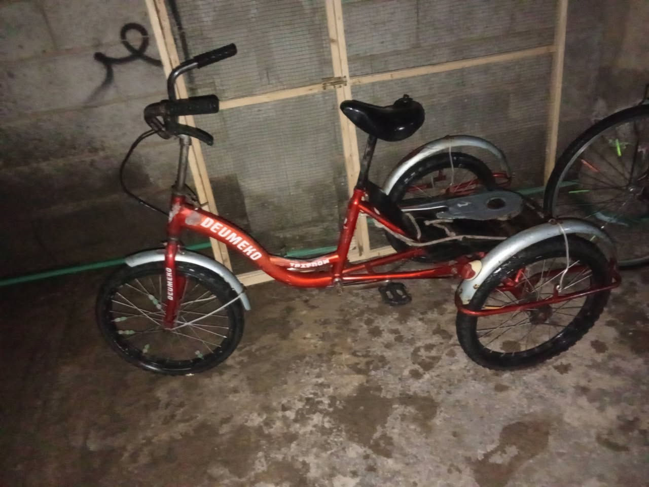 البايسكل الاحمر ابو ثلاث تايرات سعره 100 والاخير واحد سعره 25 والبنوس سعره ب 35 وبيج ثلاثه بايسكلات بها مجال والواجهيه هاي اللي قبالكم سعرها ب 25 الطول مالتها متر ونص والعرض مالتها متر ونص متره هذا رقم اللي يحب يتواصل وياي خليه يتواصل وياي ***********
