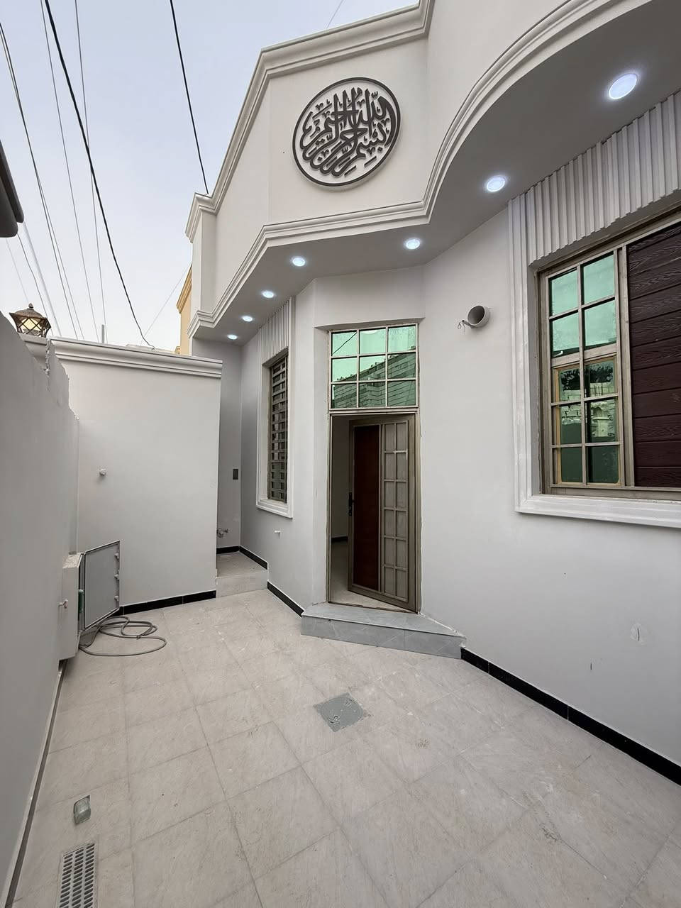 دار سكن للبيع 🏠
تستلم دارك عند المكاتبة مفتاح 🔑
تصميم مميز ملكي ( أكيد أجمل من التصوير )
#المساحة :: 120م 
الدار يقرب من السايدين الداخل 300م
#العنوان :: إبي الخصيب - الصنكر - قرب مازن سنتر .
#يحتوي :: كراج . استقبال . مطبخ . صحيات خارجية .
صالة . درج . صحيات داخلية . غرفتين منام . مناور .
…………….
ملك صرف زراعي عراقي نموذج 25
…………….
#السعر_المطلوب :: 75مليون قابل للتفاوض .
…………….
#علماً / دار ثاني بجوار هذا الدار جاهز وبنفس وقت
للاستفسار *********** سجاد المالكي
