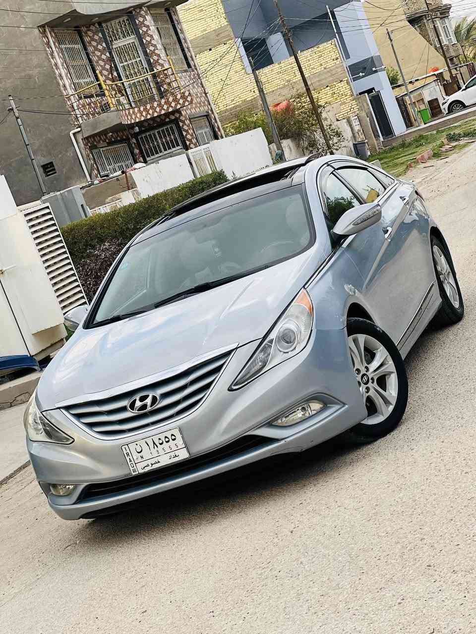 السلام عليكم 
سوناتا موديل 2012 رقم بغداد بأسمي وارد أمريكي حادثها دور جاملغ خلفي وباب فقط بدون دواخل السياره جديده كلش مابيها اي نقص جاهزه من كلشي السياره فوق مواصفات بانوراما بصمه شاشه كشنات كهرباء تدفئه تبريد كشنات تبريد قطعتين شفتات ستيرن مكان السياره الحله شارع 60 السعر 108 وبيها مجال للشراي للاتصال *********** ..***********
