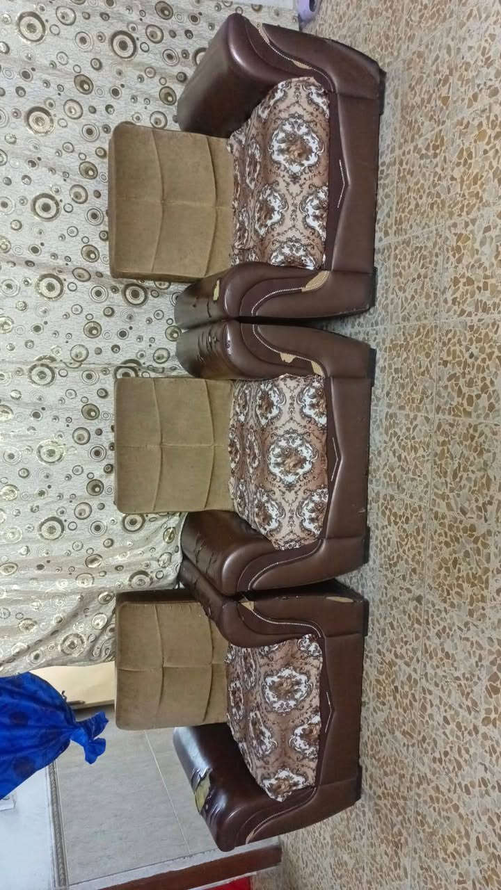 السلام عليكم ديوان للبيع نظيف حيل هوة تخت و هوة ديوان 7 امتار خمس قطع السعر 180 وبي مجال التواصل واتساب فقط ***********
