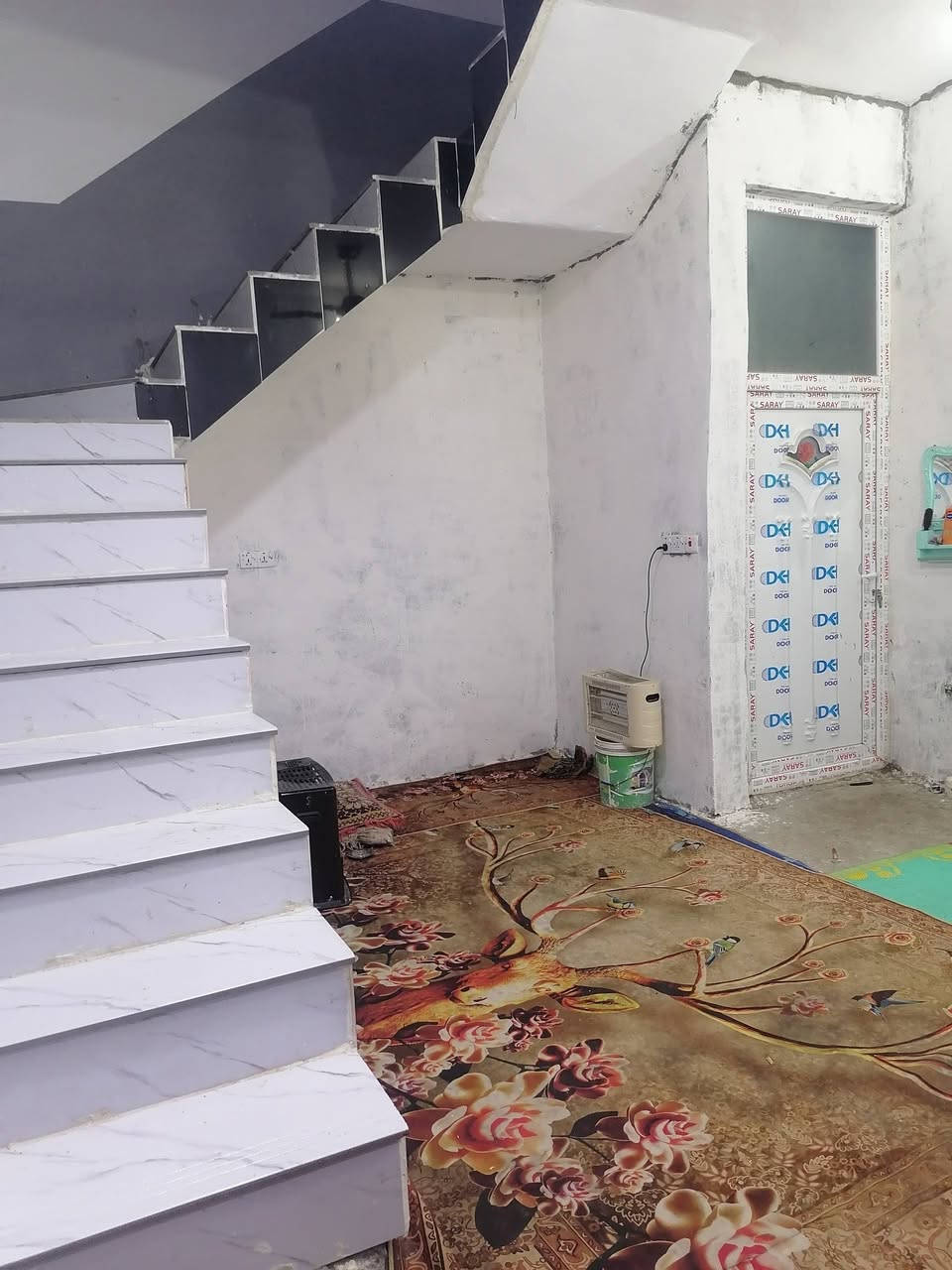 سلام عليكم دار للبيع مساحه 100 بناء حديث الموقع خلف مستشفى بلدروز العام مكون من هول و مطبخ وصاله وغرفه انوم وصحيات وترك وبيتونه كبيره الاستفسار على رقم ***********
