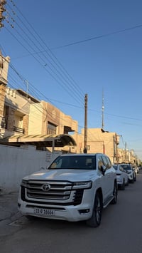 لاندكروز 2022 vxr sas تون توربو  داخل احمر ومعروفة مواصفات Vxr  السيار...