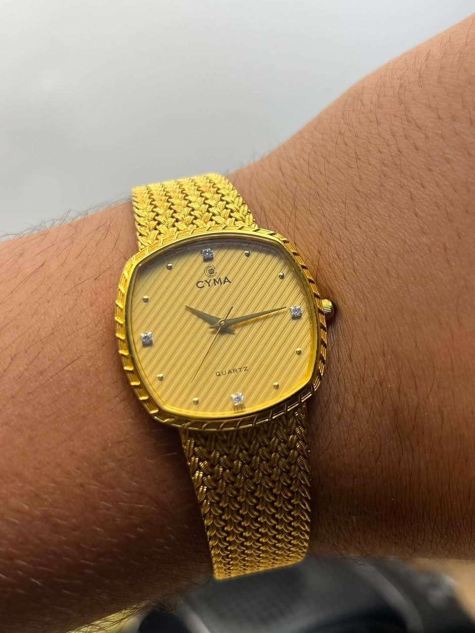 سيما CYMA Swiss made 🇨🇭⚜️

- من اجمل الموديلات السويسرية

- سيما سويسري إنتاج 1980

- سير حصيره ذهبي رجالي قطر 31 ملم (رسمي)

- طلاء ذهب بالكامل مع أربع حبات الماس داخل المينا

- مخزنه بالستيكر الخلفي 

رجاءًا لمعرفة الـسعر والحجز على الخاص 📍
للاتصال ***********
