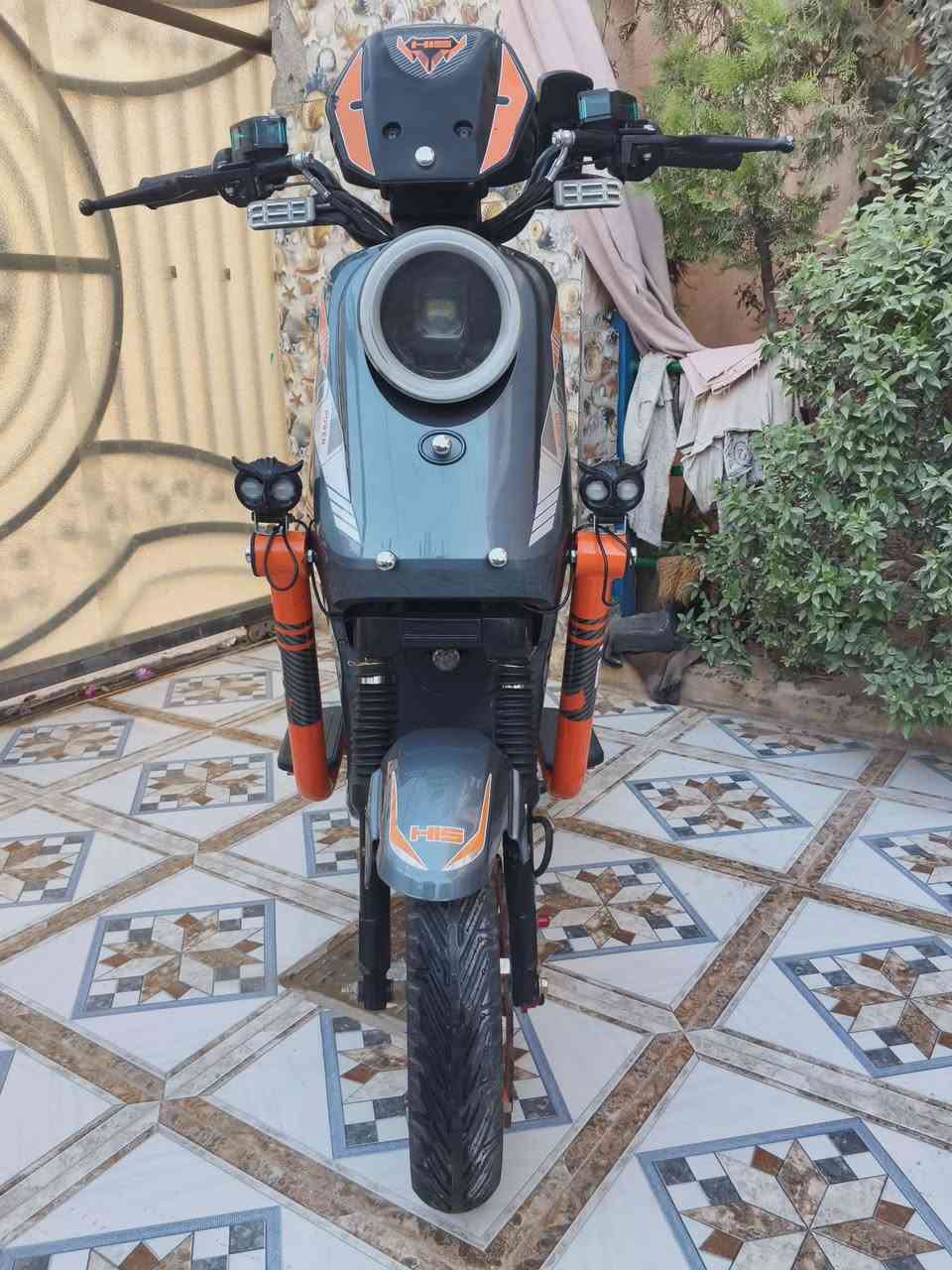 اللهم صلي على محمد وآل محمد 
( مكلف بلنشر ) 
دراجة شحن اسم HIS H900
✅ تعمل بالكهرباء (دراجة شحن).
✅ مقعد طويل يتسع لشخصين.
✅ ممتصات صدمات خلفية مزدوجة.
✅ فرامل قرصية أمامية على الأقل.
✅ إضاءة أمامية LED دائرية كبيرة.
✅ جنوط رياضية مع إطارات عريضة نسبيًا.
✅ مسند وسطي وجانبي.

دراجة ما متعوبة استعمال شي قليل (اخو لجديد) 

للمعلومة دراجة تعمل ب6 بطاريات لشحنة لوحدة 150 كيلومتر 

سعر لدراجة لشحن 475.000 
رقم لهاتف / ‏‪0775 642 2286‬‏
