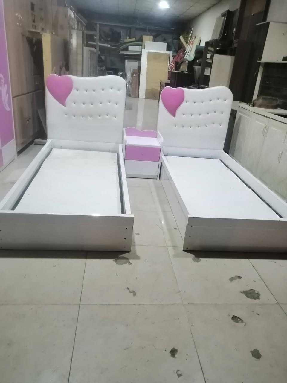 غرفة النوم نضيفة للبيع سعر ١٨٥ اتصال ***********
