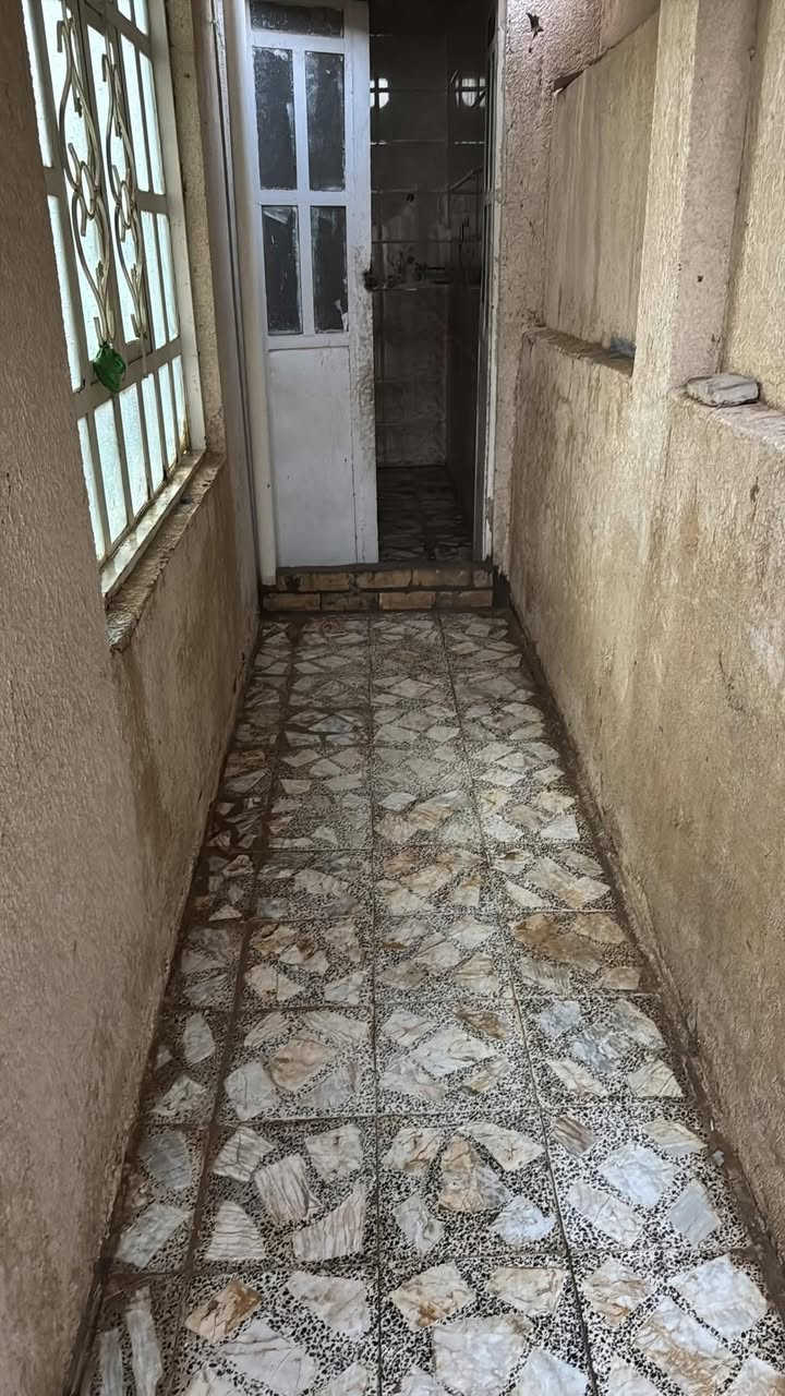 @بيت للإيجار.                         غرفه وصاله ومطبخ وستقبال ومحل.  الموقع حي العسكري شارع  السبيس الفرع المقابيل الاستدارة الثانيه 
ملاحظه الماء والكهرباء من ضمن الايجار 
رقم صاحب البيت ***********
سعر الايجار250مع المجال
