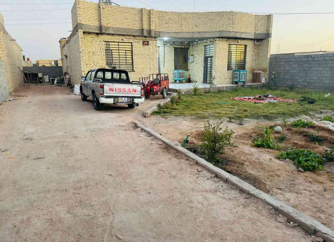(🤑🤑السعر 90او بي مجال )
السلام عليكم بيت مساحه 1000متر البناء🏢350متر أو يحتوي على ثنين حدائق 🌳الحديقه الماميه 300متر ول خلفيه 350متر البيت يحتوي على 4غرف نوم أو صاله جبيره أو ستقبال 11في 5او مطبخ أو صحيات البيت بناء جديد طابوك جمهوري صب كونكريت ارضيات بورسلين 

المكان النجف طريق كربلاء عمود 155طريق يا علي يبعد عن الشارع العام 400متر تبليط له الباب ماي أو كهرباء مولد ذهبي 
ضمان البيت قبل لا تطي فلوس تستلم قرار محكمه بسمك📝📋 يضمن حقك 
🤑🤑🤑السعر 90او بي مجال رقم الهاتف ***********

