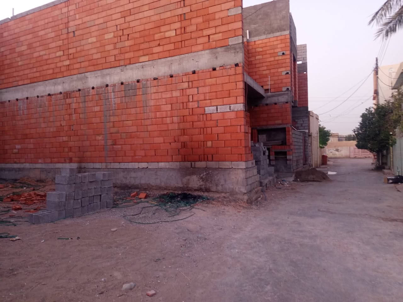 قطعة ارض للبيع ملك صرف 7×12.30=86م مربعه ماء وكهرباء وتبليط وخط مولد ومجاري واناره ومدارس ابتدائي وثانوي بهزر جرف الملح بدايه فرع  الي مقابل ثانوية الرونق للبنات السعر 42 مليون للاستفسار خاص او ***********
