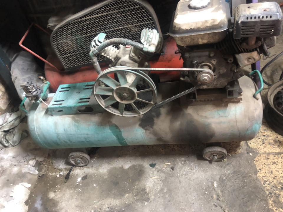 السلام عليكم جك مال سيارات ومدكه مال سييويل و خالعه مال تايرات وكمبريسر مال هوة ثنين واحد كهرباء وواحد بانزين كلهن ب600 بغداد الكرخ الرقم ***********
