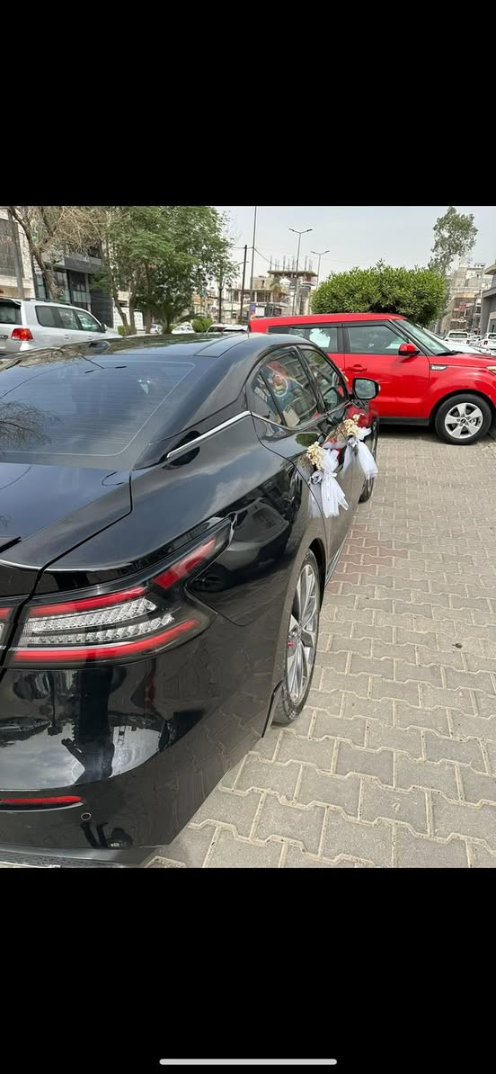 نيسان مكسيما ٢٠٢٢
داخل احمر فئة بلاتينوم. 
اعلى مواصفات بالنيسان 
سيارة لات زنون عدسة 
فتحة سقف كامرات ٣٦٠ درجة 
تنبيه مسار حساسات 
 محرك ٦ سلتندر 
مثبت سرعة ابل كار بلي واندروريد. 
تدفئة وتبريد كشنات
***********
