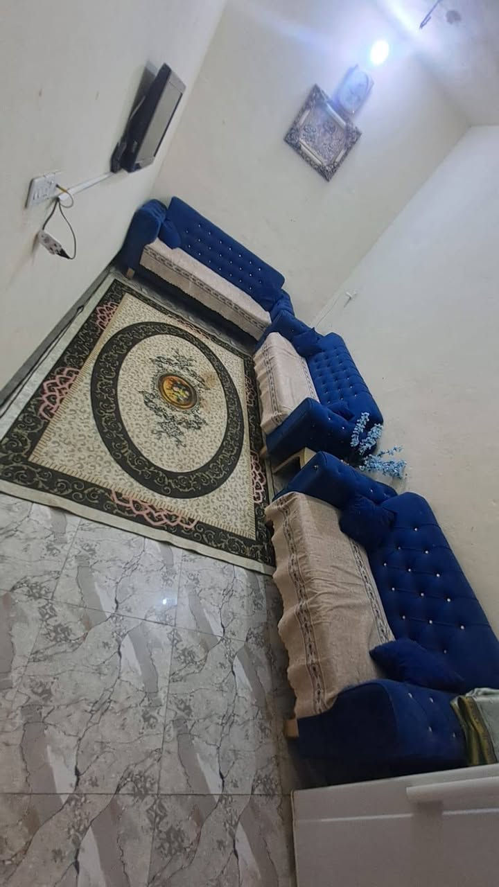 ​🛑 بيت  حديث للبيع في كربلاء - موقع مميز وخدمات كاملة! 🛑
السلام عليكم اخواني،
للباحثين عن الاستقرار أو الاستثمار، بيت جاهز للسكن بتفاصيل راقية وبناء درجة أولى، للبيع من المالك مباشرة (بدون عمولة مكاتب).
​📍 الموقع: كربلاء / الحر / حي سومر (مقابل الاتحاد الرياضي).
🚶‍♂️ يبعد 100 متر بس عن شارع الكوسترات الرئيسي، وكل الخدمات واصلة (ماء، كهرباء، مجاري).
​📐 التفاصيل والمواصفات:
​المساحة: 100م (طابقين).
​الواجهة: 8 متر | النزال: 13 متر.
​البناء: طابوق وصب مسلح (حديث).
​التقسيم: 3 غرف نوم + استقبال + صالة + مطبخ.
​الصحيات: مجمع خارجي وداخلي وبالطابق الثاني.
​التشطيبات: الأرضية بورسلين ثقيل، والتأسيسات (ماء وكهرباء) درجة أولى.
​الأوراق: سند 25 إقرار محكمة.
​💰 السعر: 130 مليون دينار.. (وبيه مجال للطيبين والجادين بالشراء).
​📞 لأي استفسار أو لترتيب موعد لرؤية البيت، تفضلوا بالاتصال على:
*********** (أنا صاحب الدار).
