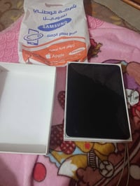 ايباد ابل جيل 10  يعني ايباد 10 ملحقاته كامله كارتون شاحنه اصليه بطاري...