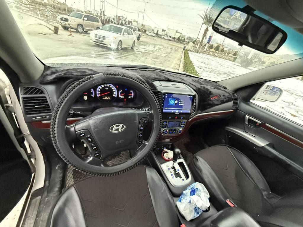 سانتا في ٢٠٠٨فول مواسه فات ته نها سلايت نيه كوشن جلد و هيته ره سوكان فوليومه ته حديل سورحه يه  سي گيره سي ريز كوشنه ته بريت  مه ركه زيه هه ر سيك كوشنه كه ي ته بريده جوار تايه ي لوكي له سه ره  شوين برا وه كاني زور جوان جاك كراوه ته وه سه ياره كه دينا ريكي مه سره ف تيدا نيه مالي دوسته لوك لوكه  
ره قه م ***********
*********** شمشمل, السليمانية
