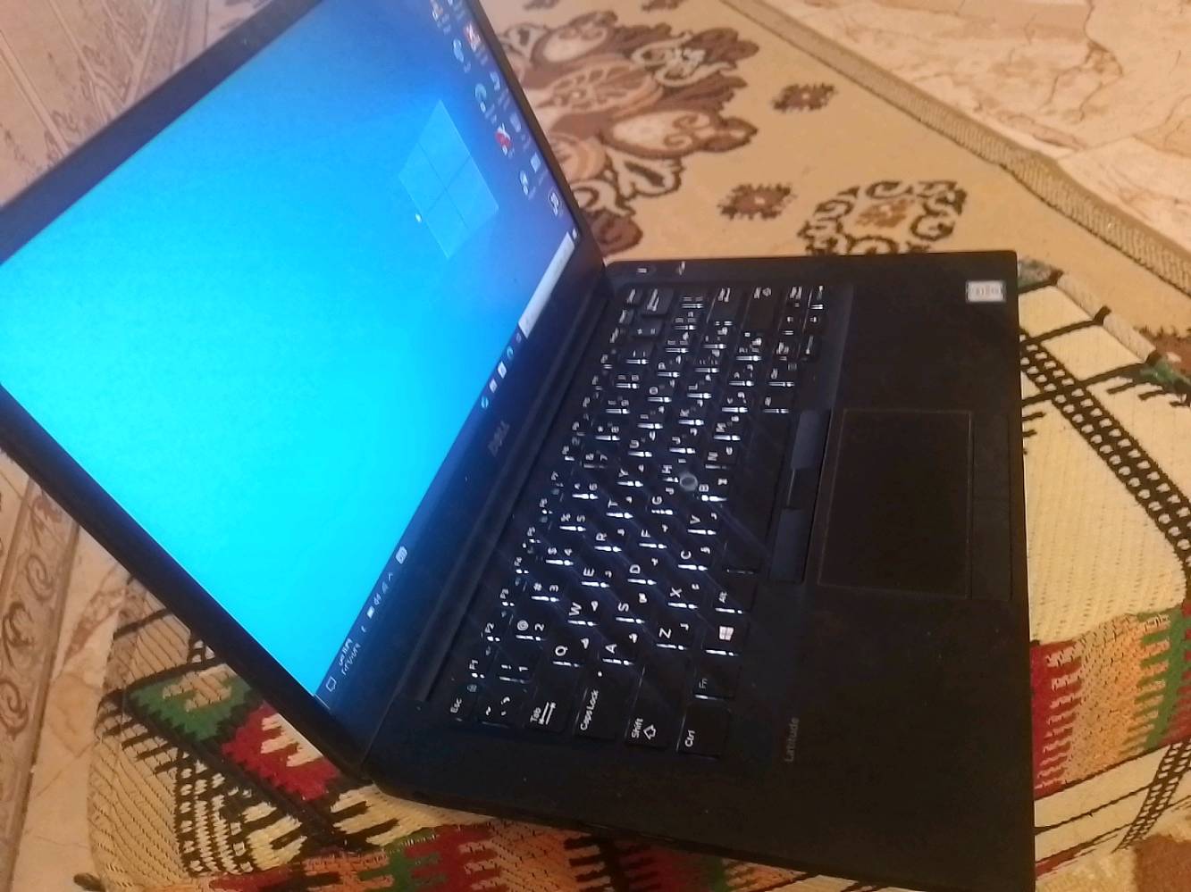 لابتوب ماركة ديل DeLL ويندوز10pro ssd256_رام8 يحتوي على برامج الوفيس  وبرنامجAutoCAD
لمعالج : Intel Core i5-6300U / 
 / threads 4 / speed : 2.60 ghz / cash 3M
الشاشة : شاشة تعمل باللمس LCD عالية الدقة مقاس 14 بوصة (1920×1080) مضادة للتوهج .
الرامات : 8Gb ddr4 SPEED: 1064MHZ
كارت الشاشة : Intel HD Graphics 620
الهارديسك : 256GB SSD M.2 SKHYNIX
البطارية : بطارية ليثيوم ايون 4 خلايا 60 وات
نظام التشغيل : متوافق مع ويندوز سفن و 8.1 و 10 بأحدث إصدار.
مميزات إضافية : Touch screen + FHD 1920×1080 60HZ + LCD + ANTI

مواصفات ممتازة للدراسة واصحاب المكاتب
العنوان /طريق خور الزبير