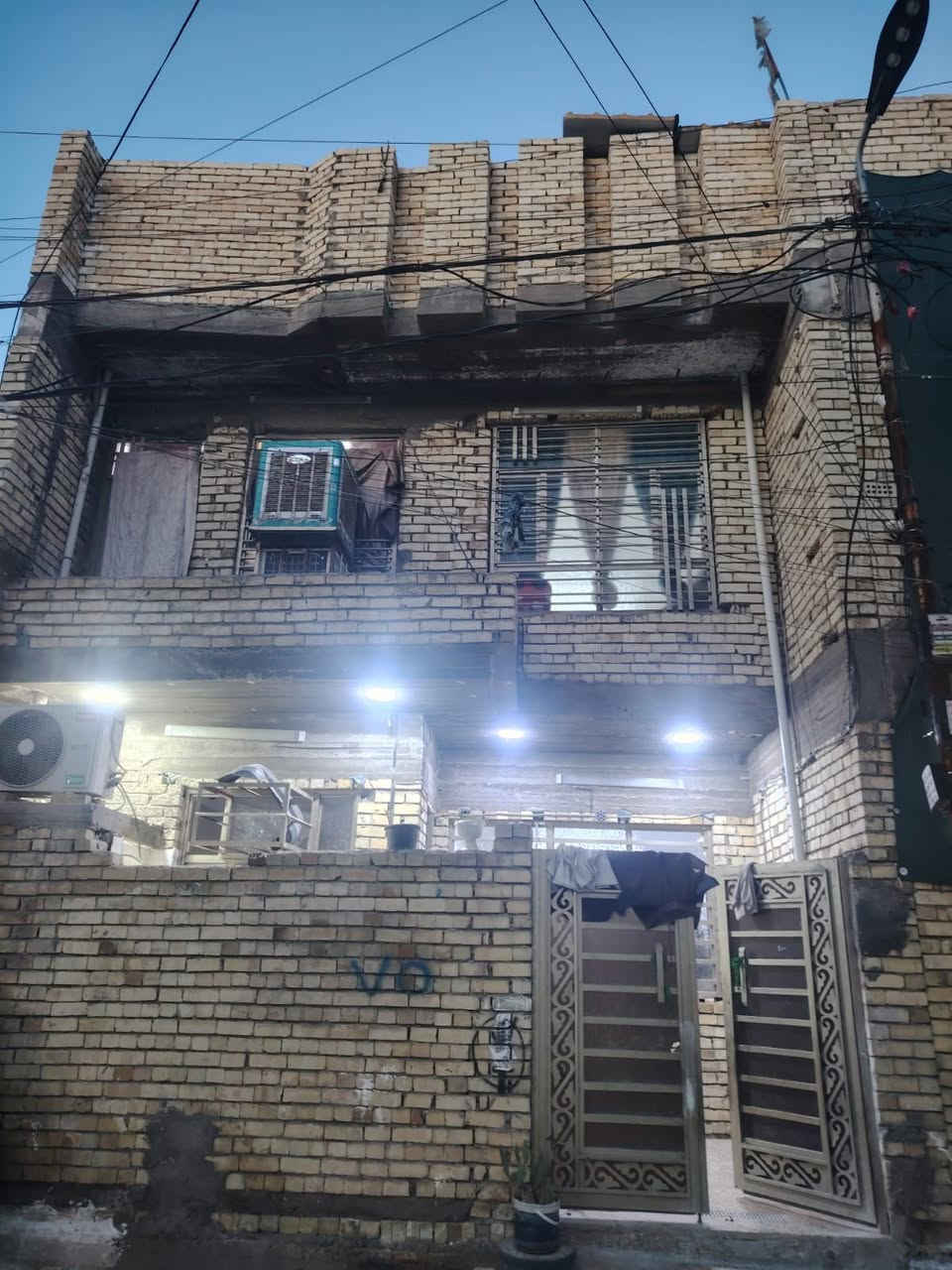 السلام عليكم بيت البيع زراعة سند 25بيت كامل اي نقص مابي ثلاثه غرف نوم و حولي ثنين و صحياة ثلاثه كامل العنوان بضهر طوارا مال الشعله بضهر شارع محمد الصافي كامله خدمات ماء كهرباء و مجاري رقم صاحب دار *********** /*********** غير متواجد على الفيس
