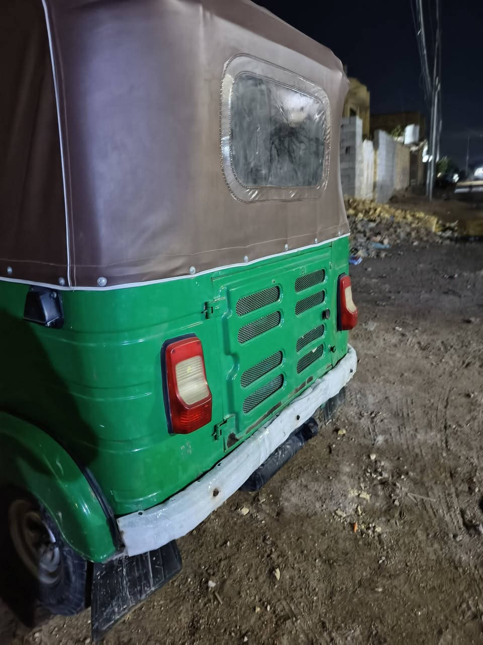 تكتك 20 رقم بيه ضربه بلغد فقط ولباقي مكفول محرك جديد لا ينقص ولا يبخر سعره6 وبيه مجال مكاني عماره حي شرطه ***********واتساب وتصال
