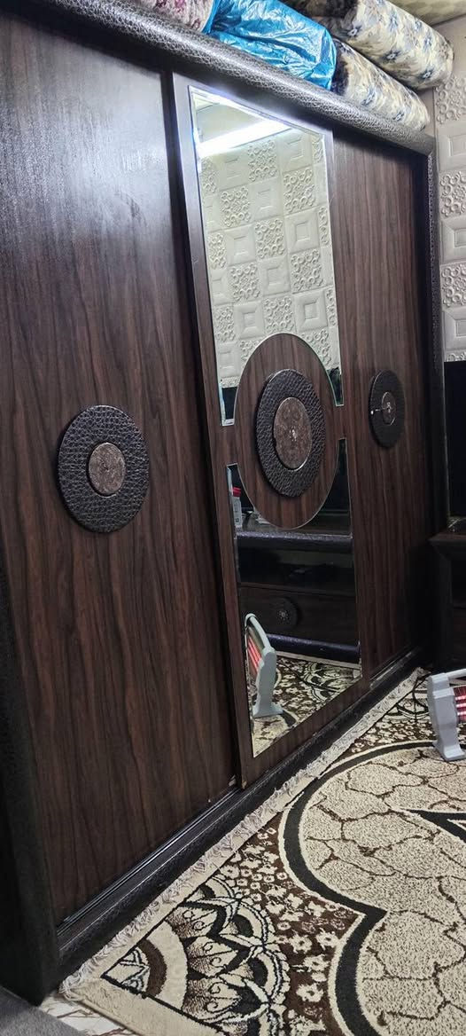 غرفة نوم للبيع خمس قطع شرط النظافه مع الدوشك  من جوه حديد مو چك السعر ٤٠٠ الف وبيها مجال مكان عرفه رقم الهاتف 
***********
