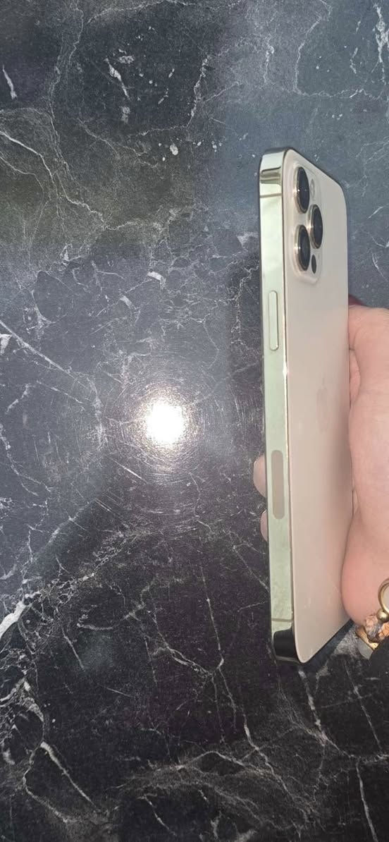 سلام عليكم ١٢بروً ماكس كل لفاصيل بل صور ٢٥٦ و بطاريه ٧٤ نضيف ل اطار مالته وفقط مبدل شاشه مرتبه و ضهر بي فطر صغير السعر خاص 
المكان بغداد
الهاتف ***********
