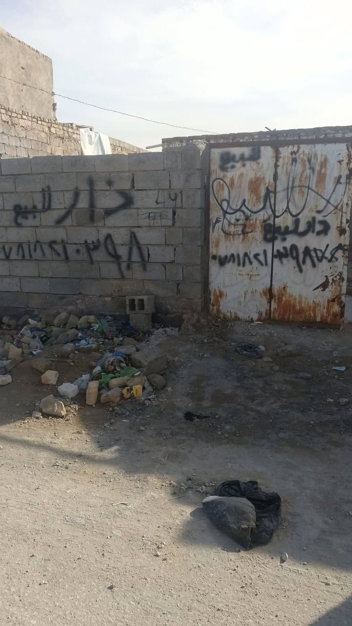 سلام عليكم بيت للبيع المساحه 100متر مربع غرفه بيه غرفه كامله اوسياج أو حمام بيه ماي الكهرباء مجاري كله كامله حته البلوعه مبنيه اومصبوبه مكانه نجف شارع كربلاء عمود 136ابشارع الصيدليه وطب قبل الخير السعر 7بيت مرقم مشمول قرار محكمه ***********
