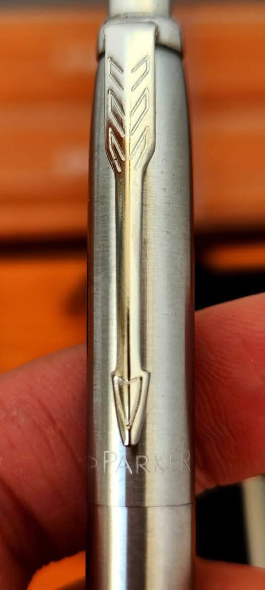 السلام عليكم!

نقدم لكم اقلام جاف باركر الأصلية، غير مستخدمة، بتصميم فاخر ومعدنية بالكامل، وصناعة فرنسية.

# مواصفات القلم:
- الموديل و الصنع: فرنسي 🇫🇷 𝑷𝒂𝒓𝒌𝒆𝒓 𝑱𝒐𝒕𝒕𝒆𝒓 - 𝑭𝒓𝒂𝒏𝒄𝒆 
- الحالة: غير مستخدم
- فترة الصنع : الفينات
- اللب: أزرق حجم 1mm
- البدن: معدن
- الألوان المتاحة: فضي، أسود قاتم، أزرق، أحمر

# عروض خاصة:
1. قلم واحد: 8,000 دينار (بدون توصيل)
2. قلمين: 15,000 دينار (بدون توصيل)
3. ثلاثة اقلام: 20,000 دينار (بدون توصيل)

4. أربعة اقلام: 25,000 دينار (مع التوصيل)
5. عرض الهدايا 10 اقلام :50،000 (مع التوصيل)
6.عرض الجملة : كارتون 20 قلم : 80،000 (مع التوصيل) 

ملاحظة : المنتج كما في الصور و بنفس الترتيب علبة بداخلها القلم مع 2 لب اصلي - صناعة القلم و اللب مرفقة صورتها

التوصيل جميع المحافظات 5000 دينار للعروض الثلاثه الاولى

للحجز يرجى مراسلتنا عبر الواتساب او الصفحة
wa.me/9647808448989 
لا تفوت هذه الفرصة لامتلاك قلم فاخر وبأسعار خاصة!


**إذا كنت صاحب هذا الإعلان وتريد حذفه لأي سبب، رجاءا أرسل رسالة إلى الدعم الفني**