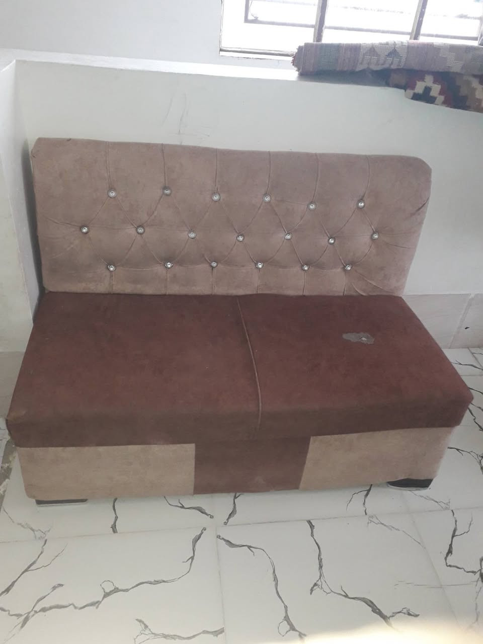 السلام عليكم شباب اغراض حلاقة للبيع كرسي
ومري عدد ٤ وغنفة وميز الالي جوة مرايات يصير الشراي يجي خاص او تصال واتساب او مخابرة 
*********** اسيا 
كورك ***********
