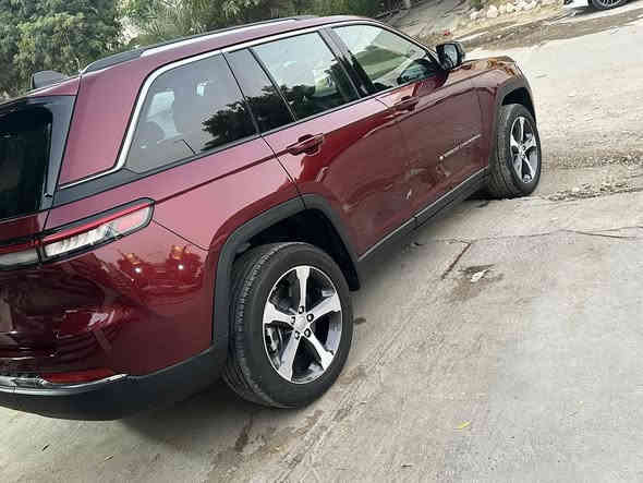 السلام عليكم 
جيب كراند شيروكي 2023 لمتد 4xe هايبرد فول مواصفات ثلاث شاشات ماشية حاليا 7900مايل
حادثها جاملغ وباب مبدل نفس اللون ايرباك البردة طاك 
السعر : 34000$ 
للاستفسار ***********
