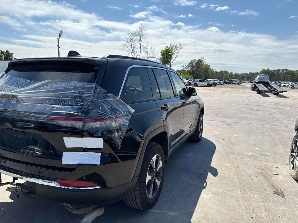 السلام عليكم
جيب كراند شيروكي هايبرد2024  لمتدد بلك ان.
معروضه للبيع 
الحادث كما موضح بالصور
سياره مشحونه الى اربيل.
تستلم بدون تصليح رقم كاتي.
للتواصل ***********
