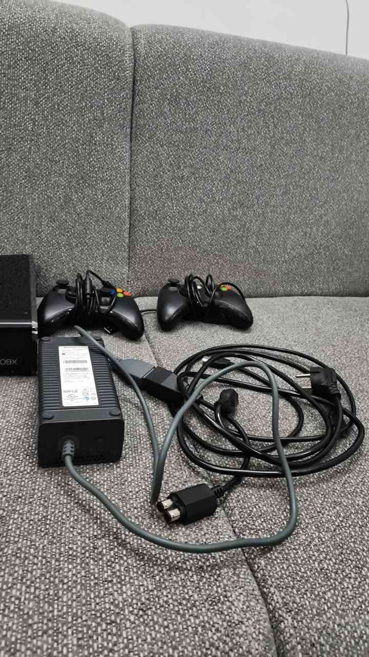 اكس بوكس 360 مستخدم قليل جدا طبعن كل غراضه معاه مع يده يدتين طبعن الجهاز هارد داخلي 150 لعبه كلهن العاب عالميه طبعن كل ملحقاته معاه السعر 150 او بي مجال *********** مشتريه قبل شهر
